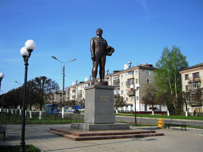 Файл:Nikolaev monument (Cheboksary).JPG