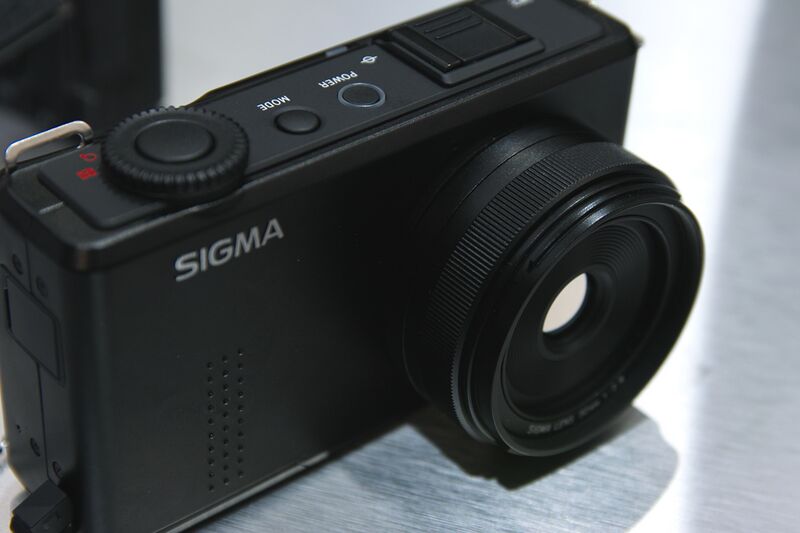 Файл:CP+ 2012 SIGMA DP2 Merrill.jpg