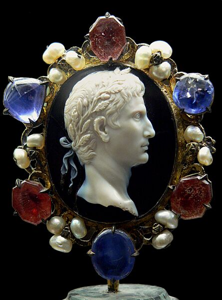 Файл:Cameo Augustus Cdm Paris Chab190.jpg