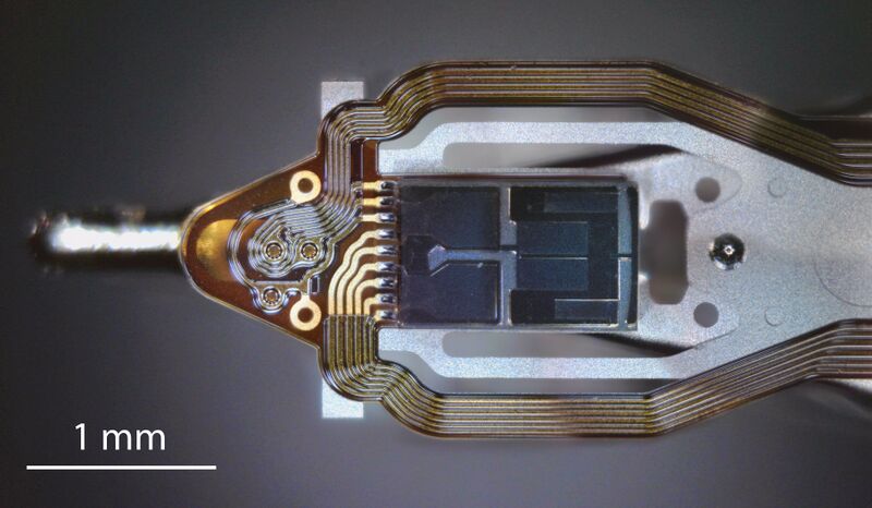 Файл:HDD read-write head.jpg