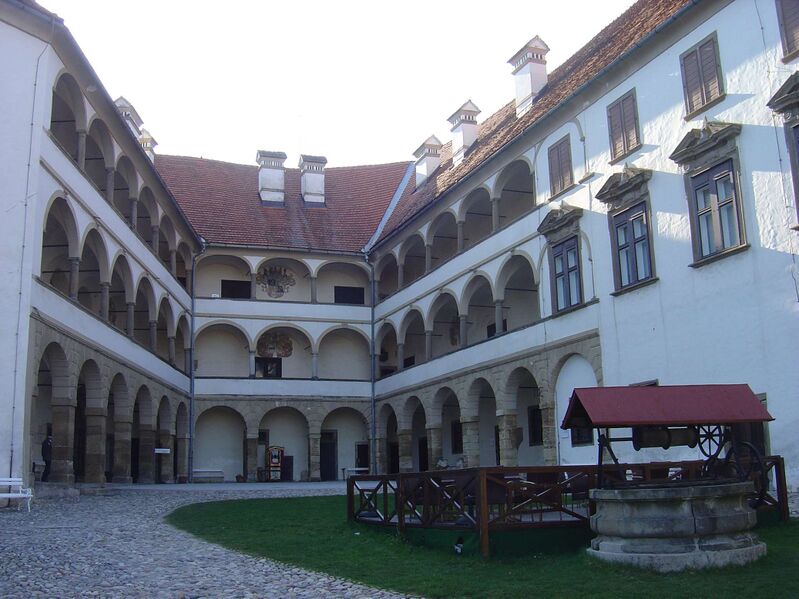 Файл:Ptuj Castle inside.JPG