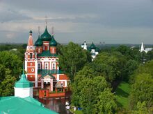 Вид со звонницы монастыря на древние храмы вдоль берега Которосли