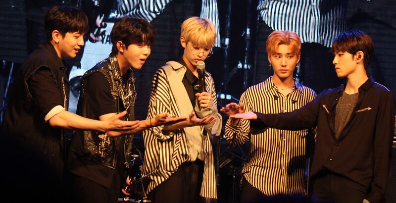 Файл:2017 DAY6 TAIPEI.JPG