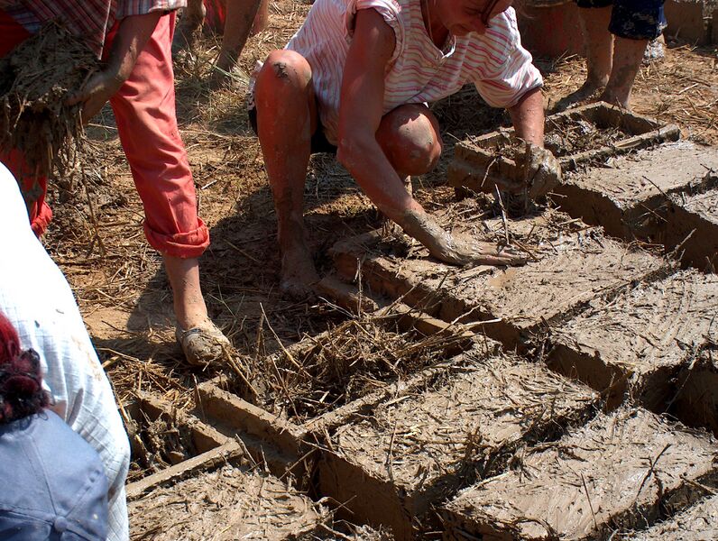 Файл:RomaniaDanubeDelta MakingMaterialForCOnstructing0002jpg.JPG