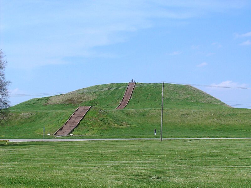 Файл:Monks Mound in July.JPG