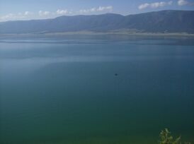 Вид на озера с обрывистого берега