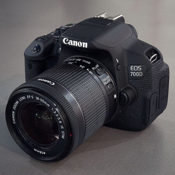 Файл:Canon EOS 700D 18-55 Kit.jpg