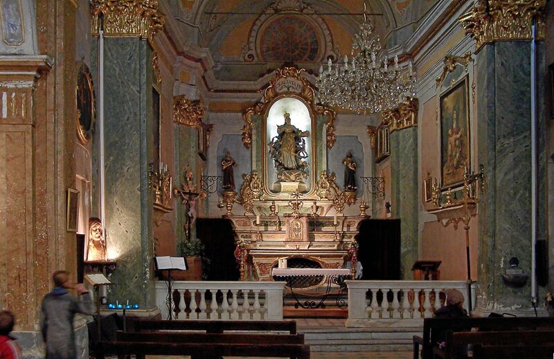 Файл:Eze Inside Church.JPG