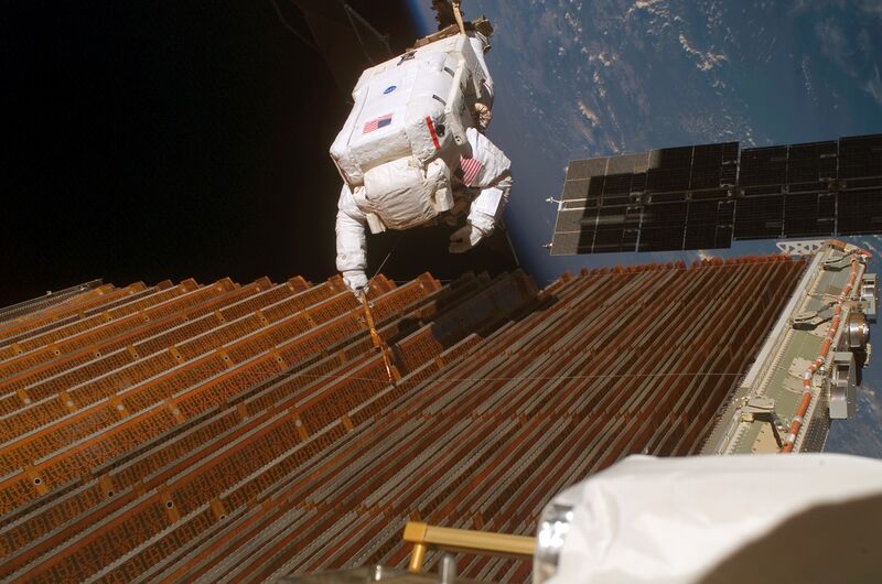 Файл:STS-116 Solar Panel Spacewalk.jpg