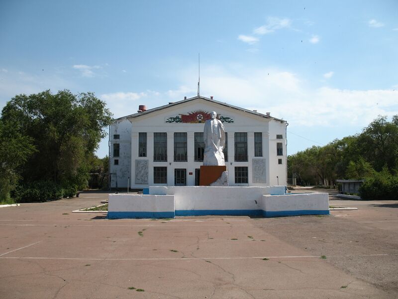 Файл:Priozersk Central Square.JPG