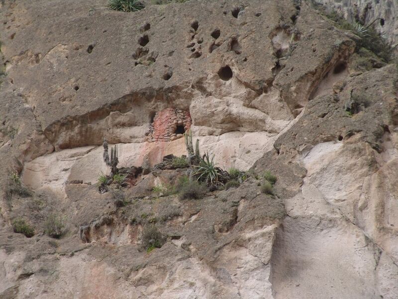 Файл:Inca tombs in Colca Canyon.jpg