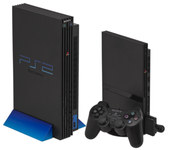 Слева: Оригинальная PlayStation&nbsp;2, с вертикальной подставкой Справа: PlayStation&nbsp;2 Slim, с вертикальной подставкой, 8&nbsp;MB карта памяти и контроллер DualShock&nbsp;2