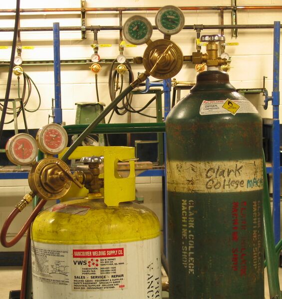 Файл:Compressed gas cylinders.mapp and oxygen.triddle.jpg