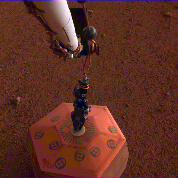 Файл:PIA22956-Mars-InSight-SeismometerDeployed-20181219.png