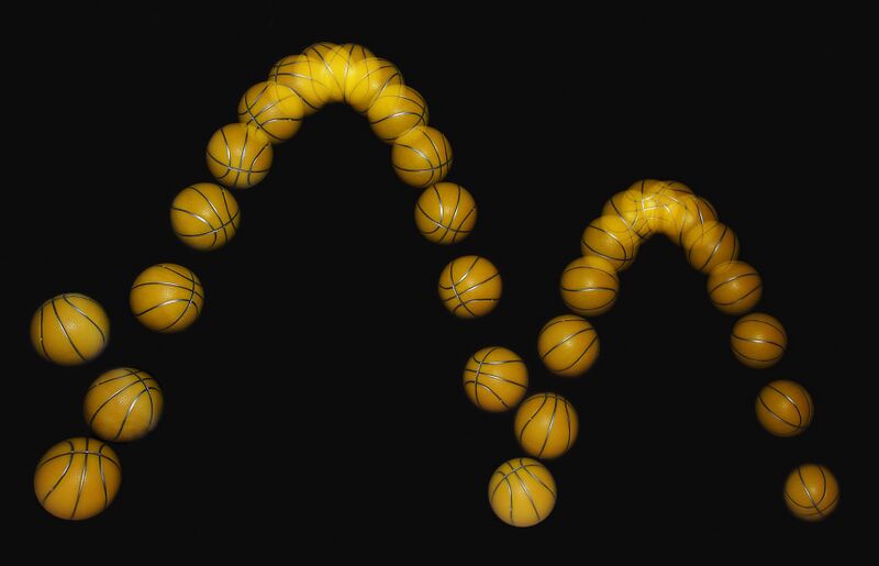Файл:Bouncing ball strobe edit.jpg