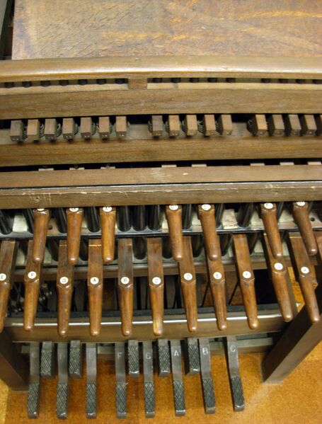 Файл:CarillonKeyboardPlummerBldg.JPG