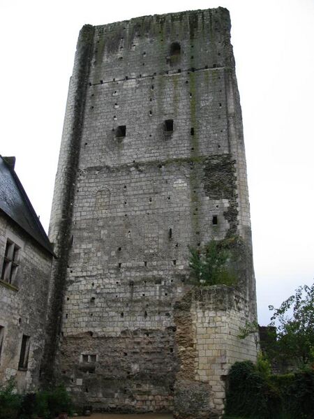 Файл:Loches-Donjon.JPG