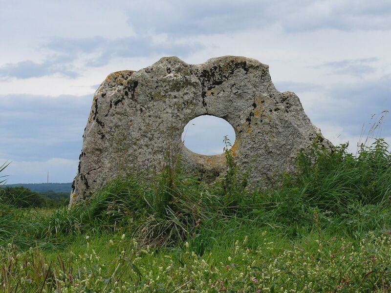 Файл:Pierre percee Traves dolmen 2.JPG