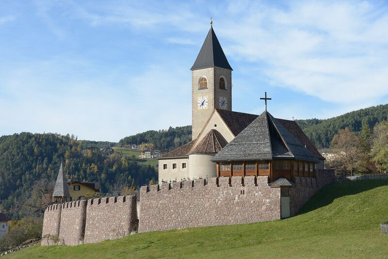 Файл:Pfarrkirche Seis von Süden.JPG