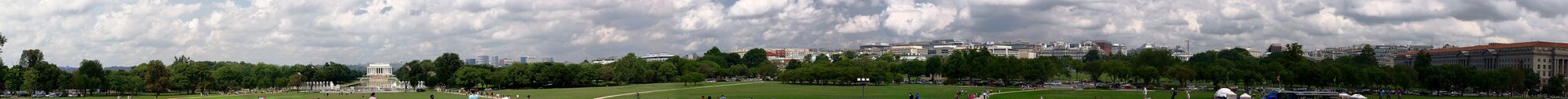Панорамный снимок центра города от монумента Вашингтону. Панорама охватывает направления от юго-запада до северо-востока. Можно увидеть мемориал Линкольну и Белый дом