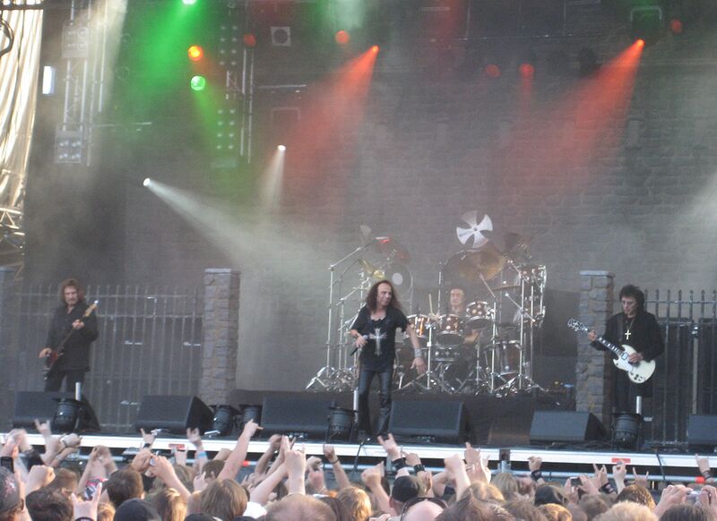 Файл:Heavenandhelllive.JPG