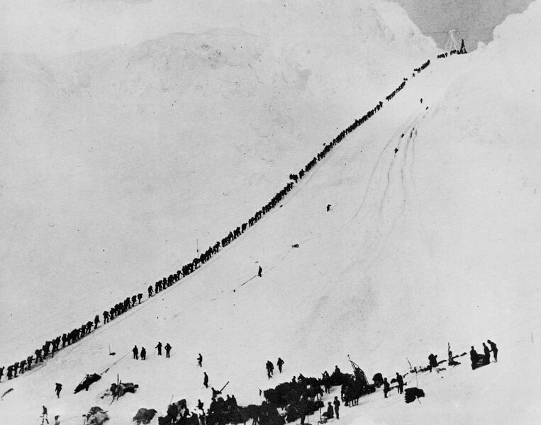 Файл:Miners climb Chilkoot.jpg