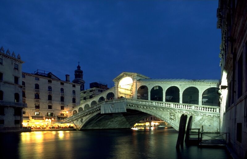 Файл:RialtoBridgeAtNight.jpg