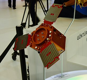 Модель Гёктюрк-1 на стенде Türk Havacılık ve Uzay Sanayii на выставке IDEF'15