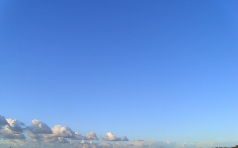 Файл:Blue sky, white-gray clouds.JPG