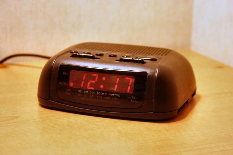 Файл:Digital-clock-radio-basic hf.jpg