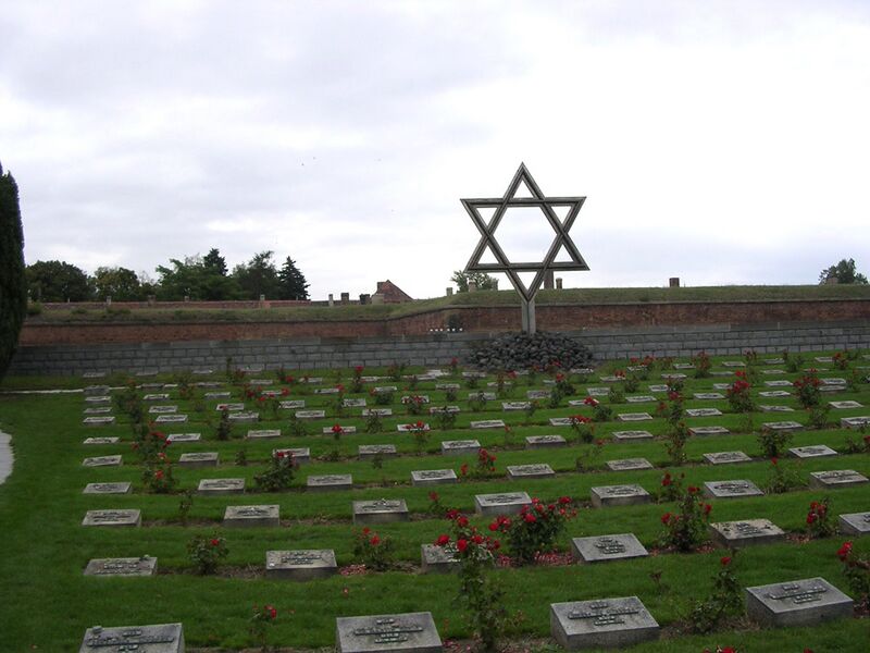 Файл:TerezinCemetery.JPG