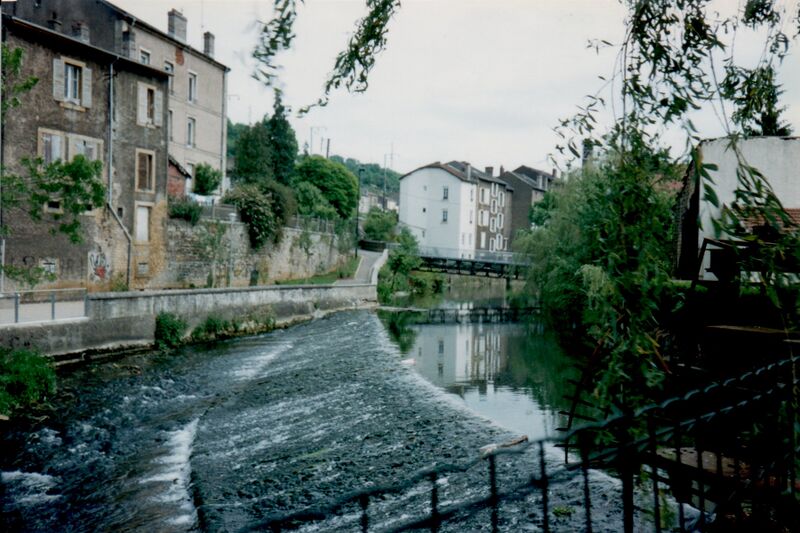 Файл:Stream through Longuyon in France.jpeg