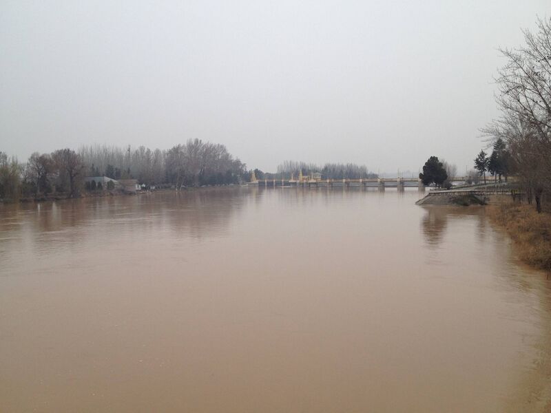 Файл:Karadarya river.JPG