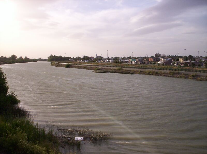 Файл:Rawson desde el rio chubut.JPG