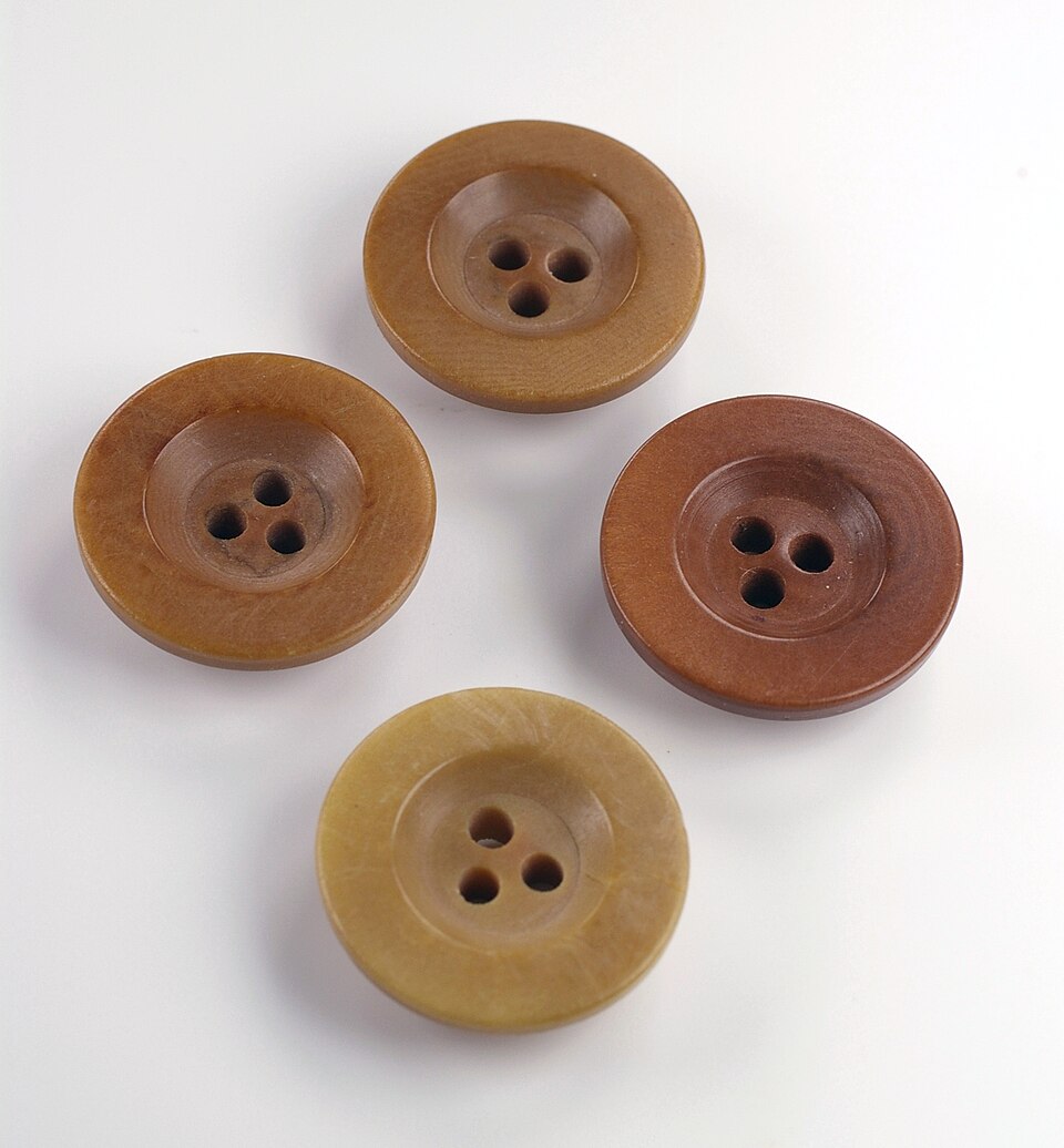 Файл:Three holes buttons.jpg