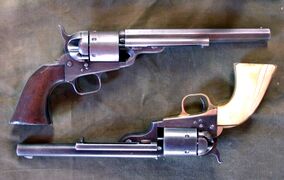 Сверху: Navy 51 .38 Conversion снизу: Colt Open Top 1872