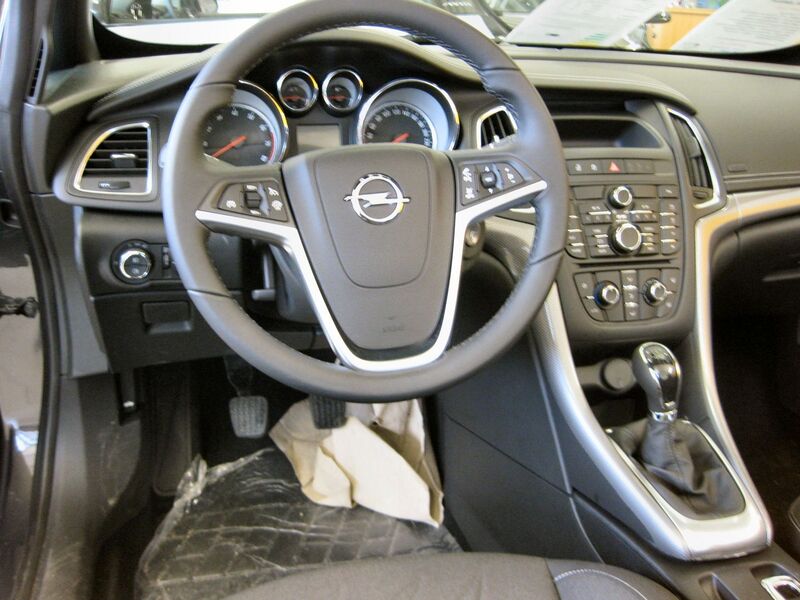 Файл:Opel Cascada Cockpit.JPG