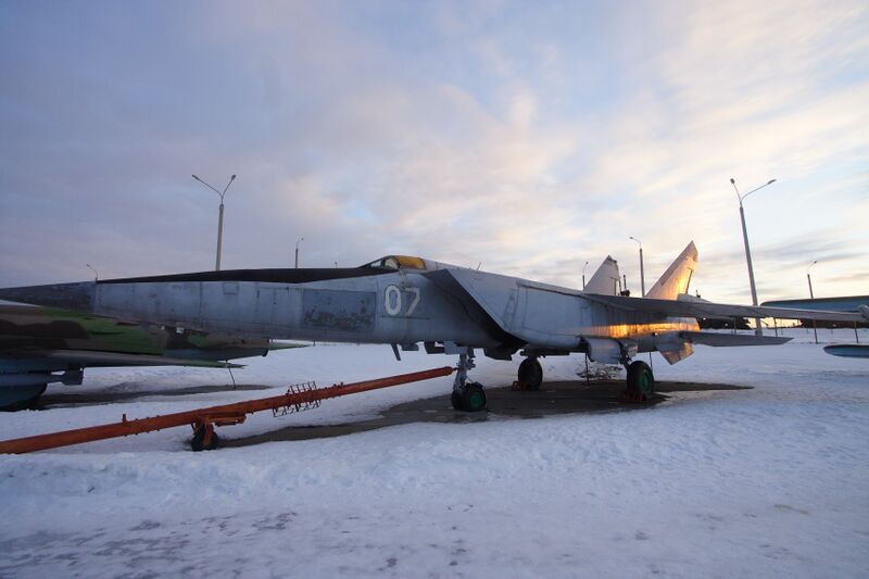 Файл:Stalin line - MiG-25RB.JPG
