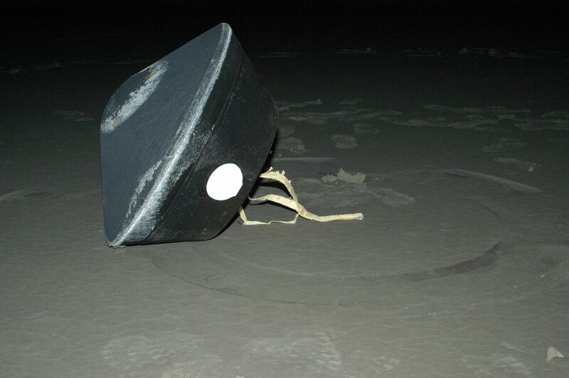 Файл:Stardust Capsule on Ground 011506.JPG