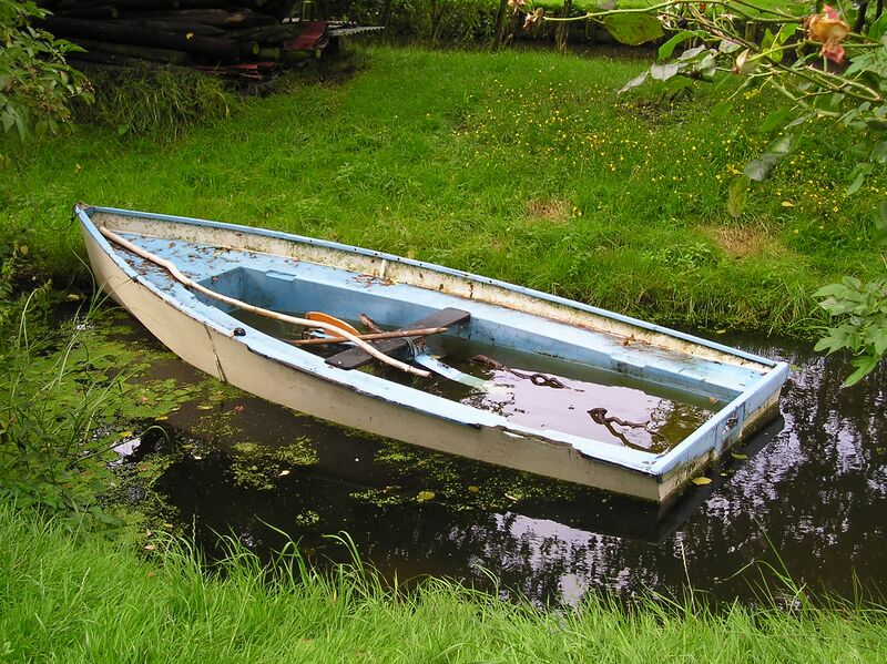 Файл:Halfgezonkenboot.JPG