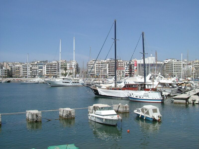 Файл:Piraeus harbor 3-2004.JPG