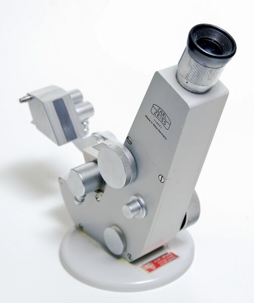 Файл:Zeiss refractometer open.jpg