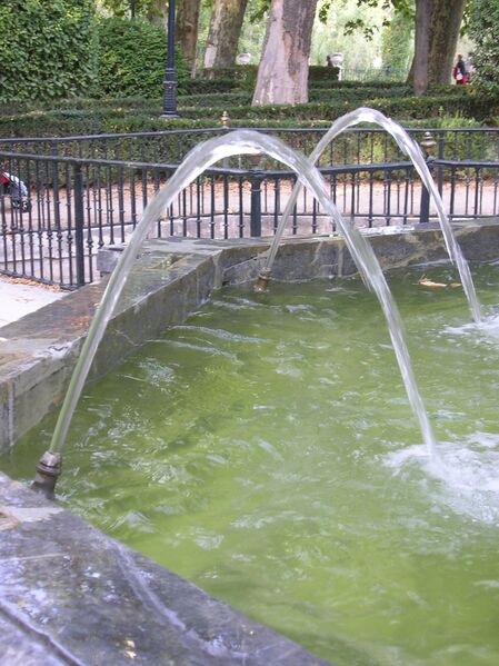 Файл:ParabolicWaterTrajectory.jpg