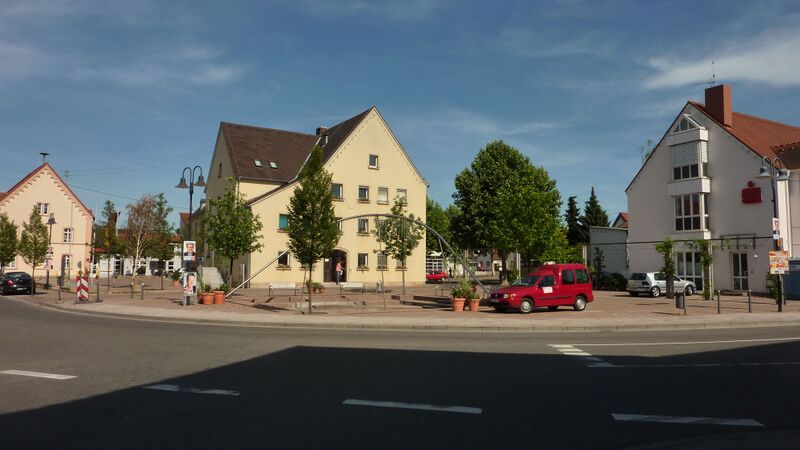Файл:Rathausplatz Lingenfeld.jpg