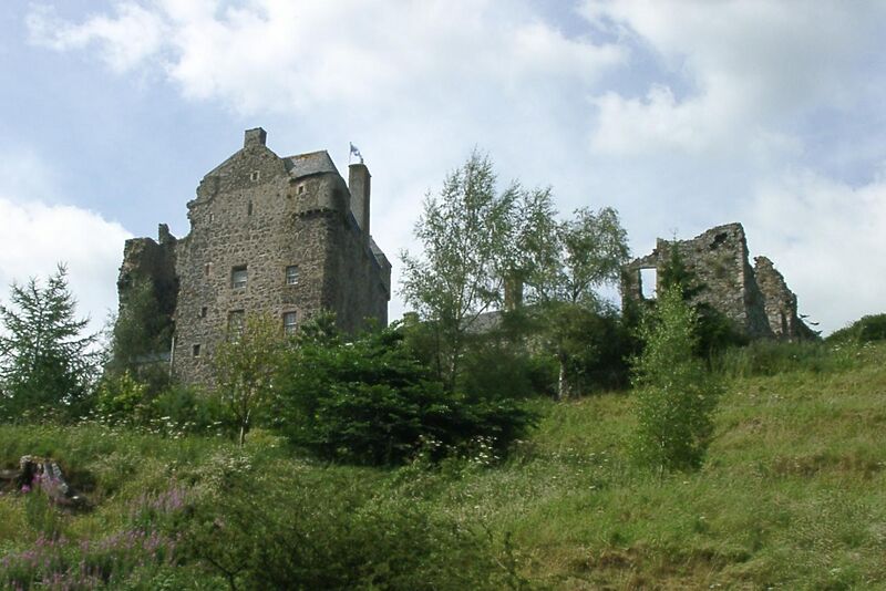 Файл:Neidpath Castle.jpg