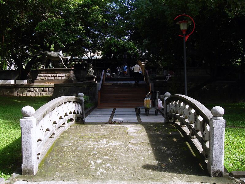 Файл:Stone Bridge by Taichung Shrine.JPG