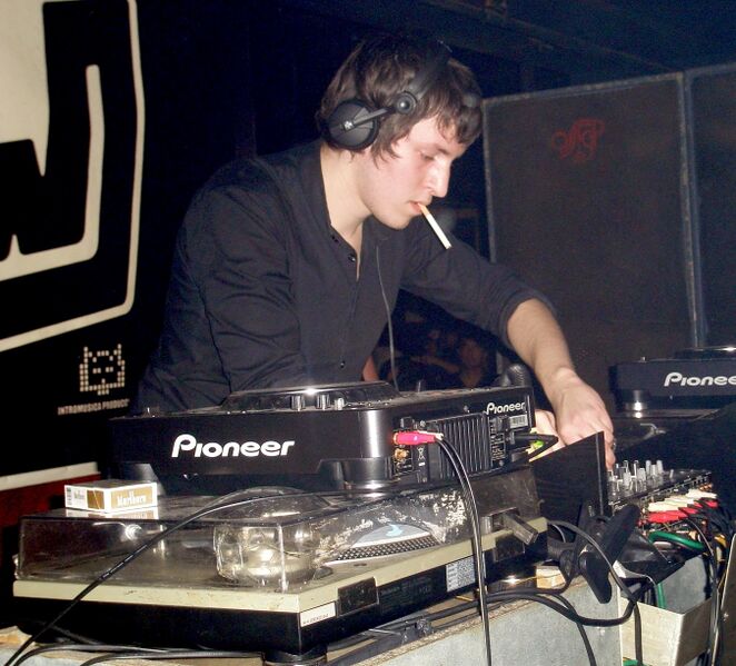 Файл:SebastiAn Low Club.JPG