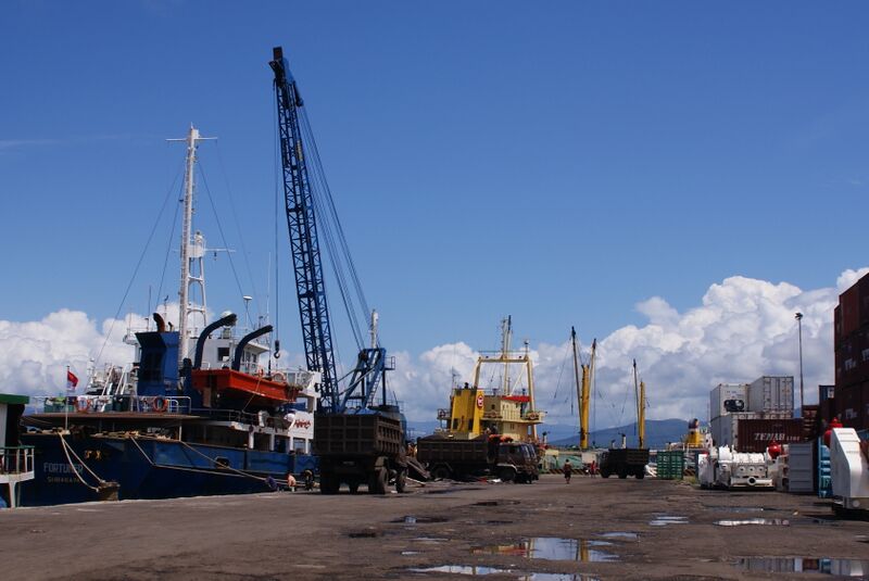Файл:Port of Bitung.JPG