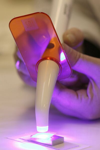 Файл:Light setting dental material.jpg