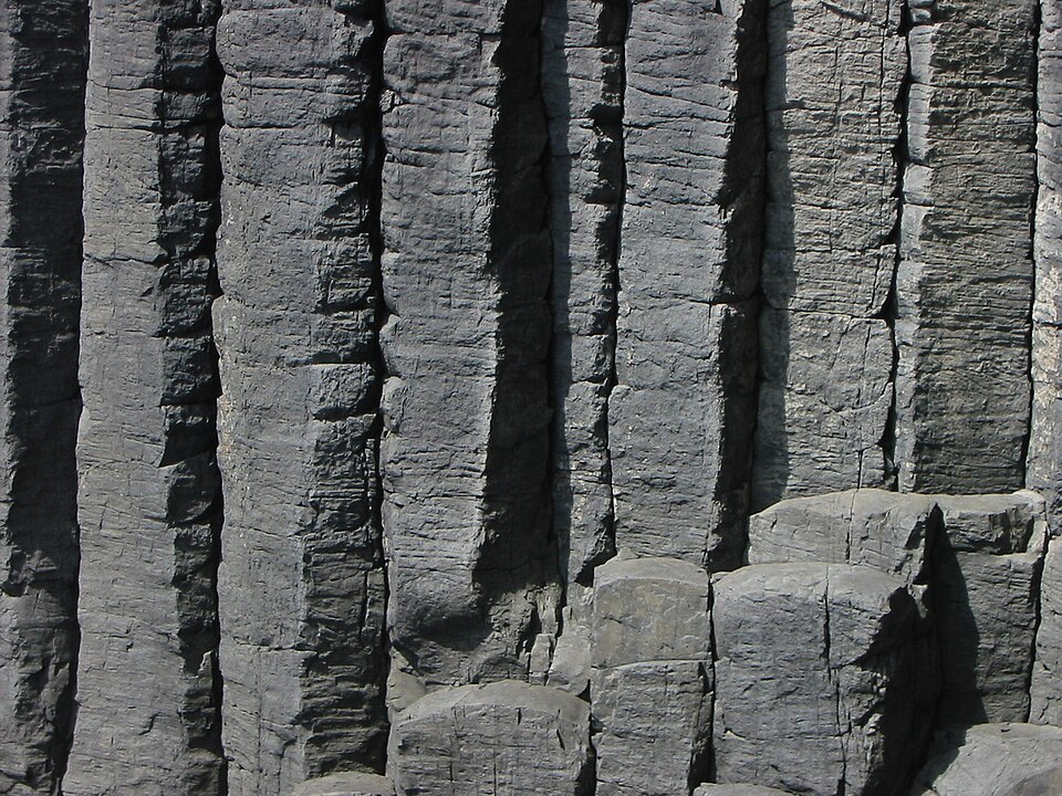 Файл:Staffa basalt columns 14655.JPG